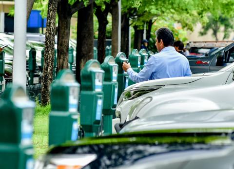 Contrato de parqu&iacute;metros en Samborond&oacute;n factura millones bajo quejas de usuarios