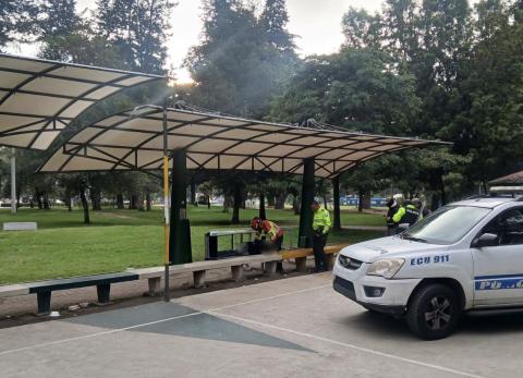Habitante de calle fue hallado sin vida en un parque de Quito