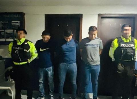 Detienen en Quito a dos polic&iacute;as que viajaban en un veh&iacute;culo robado