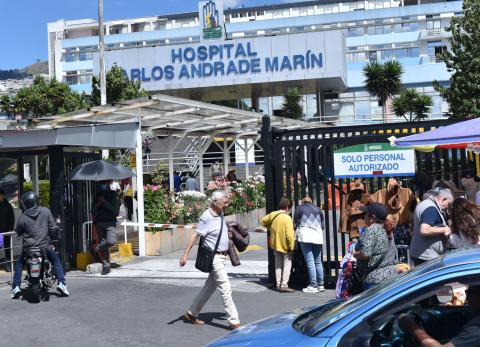 M&eacute;dicos del Hospital Carlos Andrade Mar&iacute;n denuncian crisis por insumos y consultas