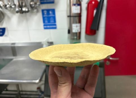 Acad&eacute;micos de la UDLA transforman c&aacute;scaras de naranja y huevo en vajilla