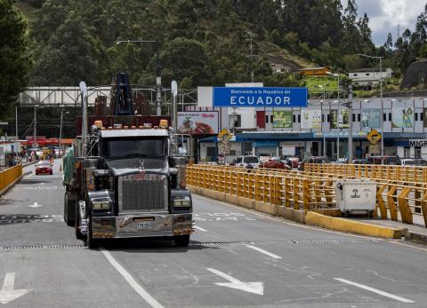 Transportistas suman p&eacute;rdidas y alistan marcha por pugna arancelaria