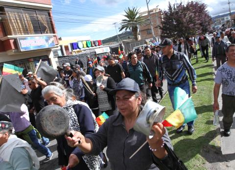 Transportistas del Carchi suspenden el paro y anuncian marcha hacia Tulc&aacute;n