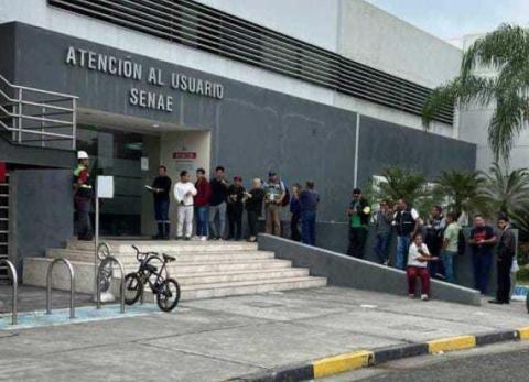 Ecuador oficializa tasa del 50 % a importaciones provenientes de Colombia