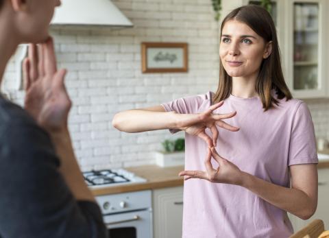 Lengua de se&ntilde;as en Ecuador: por qu&eacute; aprenderla fomenta la inclusi&oacute;n