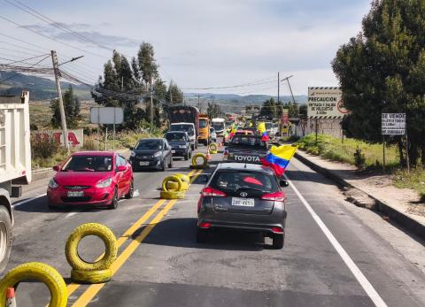 Transportistas pesados de Carchi inician protesta contra arancel del 50 % a Colombia