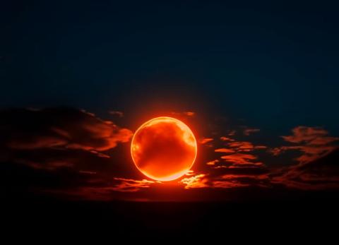 Las energ&iacute;as del eclipse lunar: c&oacute;mo prepararse para los cambios emocionales