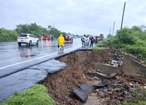 Emergencia en v&iacute;a Santa Elena &ndash; Guayaquil: r&iacute;os desbordados y asfalto colapsado