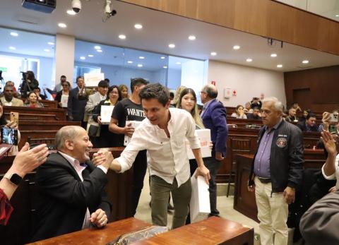 Wilson Merino entrega Acuerdo por la Seguridad con 50.000 firmas a la Asamblea