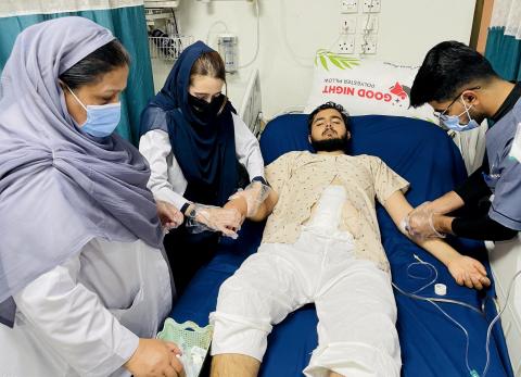 Hospitales afganos desbordados por civiles muertos en los bombardeos de Pakist&aacute;n