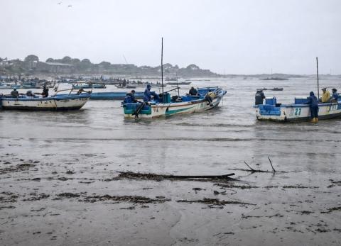 Fuertes lluvias en Santa Elena dejan inundaciones y lanchas hundidas en Chanduy