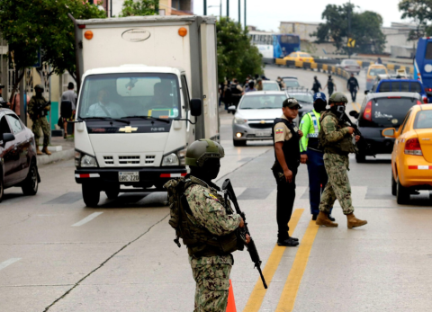 &iquest;Qu&eacute; pasa si te detienen durante un toque de queda en Ecuador? Procedimiento legal