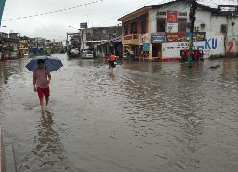 R&iacute;o Vinces se desborda y deja bajo el agua gran parte de Salitre