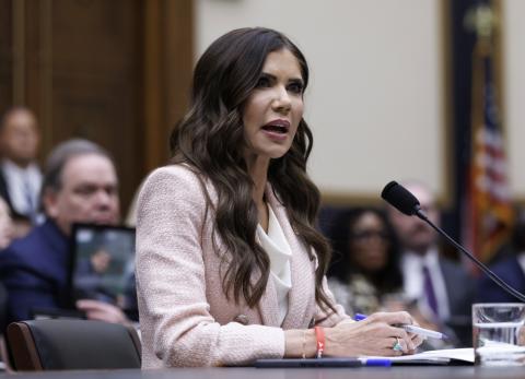 Kristi Noem deja la Secretar&iacute;a de Seguridad de Estados Unidos