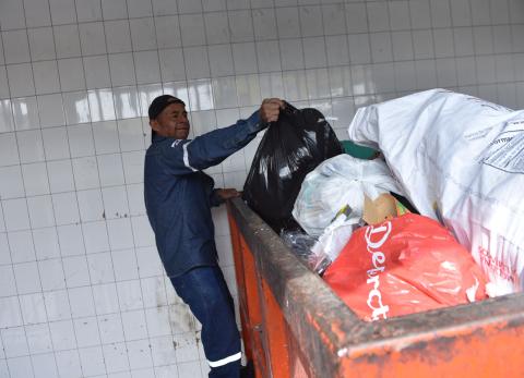 Propietarios de edificios cuestionan nueva norma de medidores de agua en Quito