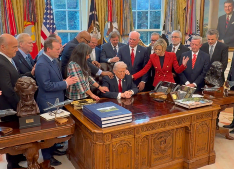 Pastores oran por Trump en el Despacho Oval de la Casa Blanca