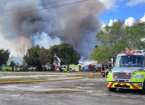 Casi 50 unidades de bomberos combaten incendio de m&aacute;ximo nivel en dep&oacute;sito de Miami