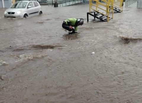 Lluvias y tormentas el&eacute;ctricas causan caos vehicular en Quito este 6 de marzo