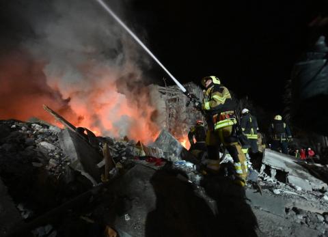 Doce fallecidos y un edificio residencial destruido tras bombardeos rusos en Ucrania