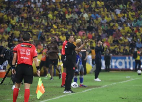 C&eacute;sar Far&iacute;as denuncia confiscaci&oacute;n de taquilla tras triunfo de Barcelona SC vs Emelec