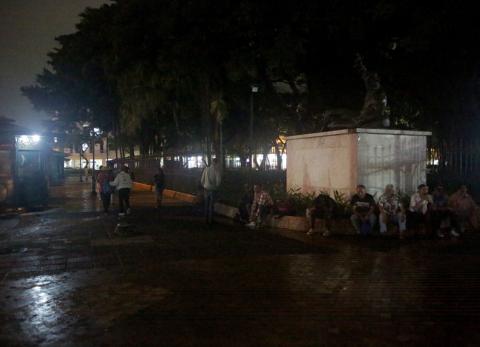 Luminarias da&ntilde;adas en el parque Centenario: visitantes piden arreglos