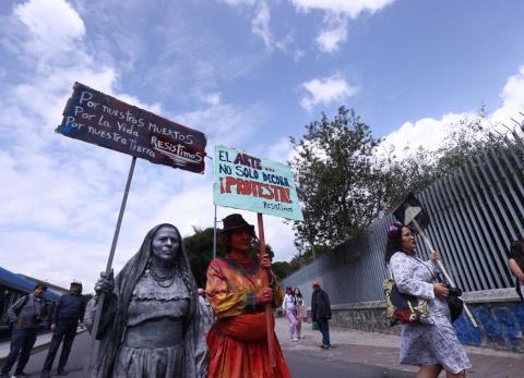 Multitudinaria marcha por el 8M lleg&oacute; al Centro de Quito exigiendo justicia