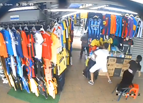 As&iacute; fue el violento asalto a vendedora de camisetas en la Bah&iacute;a de Guayaquil