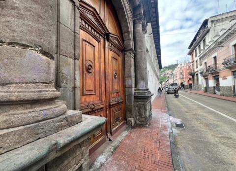 Marcha del 8M en Quito dej&oacute; grafitis y da&ntilde;os menores en el Centro Hist&oacute;rico