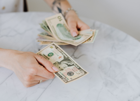 D&eacute;cimo cuarto sueldo: diferencia entre pago acumulado y mensualizado en Ecuador