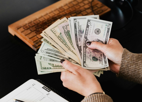 &iquest;Qu&eacute; trabajadores no reciben el d&eacute;cimo cuarto sueldo en Ecuador?