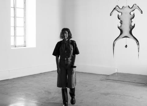 La artista Martina Mi&ntilde;o transforma vidrio y metal en paisajes de luz