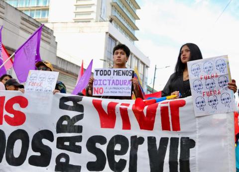 Sindicatos marchan en Quito contra acuerdo laboral del Gobierno de Noboa
