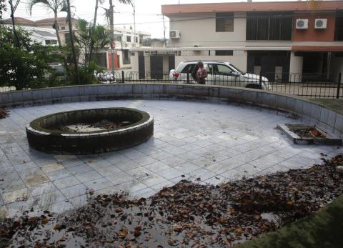 Pileta abandonada en parque de Urdesa puede tener un nuevo dise&ntilde;o urbano