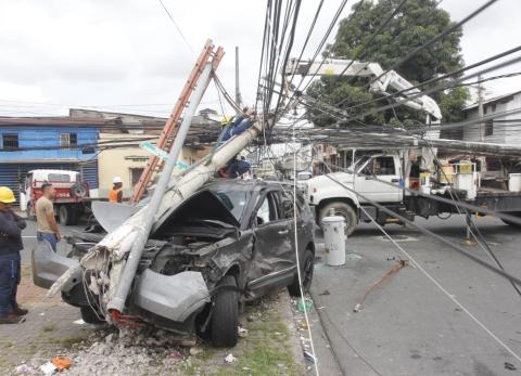 Accidente en Tungurahua y Domingo Savio tumba dos postes y deja sin luz al sector