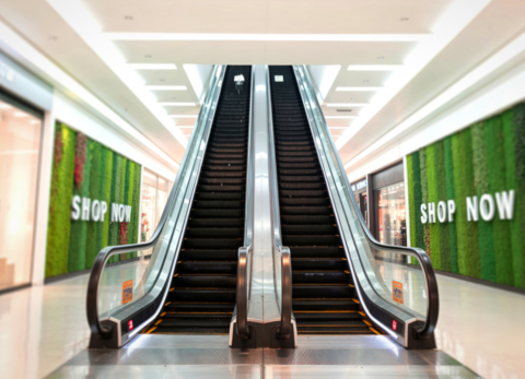 Centros comerciales ajustan horarios por toque de queda: Revisa el cierre de locales