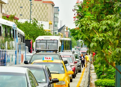La Alborada colapsa: calles llenas, motos fuera de control y vecinos en riesgo