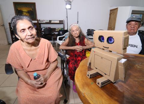 Inteligencia Artificial en Guayaquil: Adultos mayores interact&uacute;an con robot en asilo