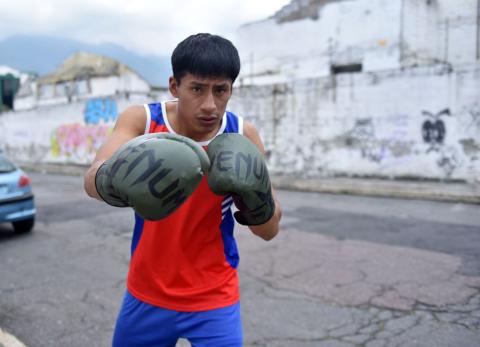 Kevin Inga supera el acoso escolar a trav&eacute;s del boxeo
