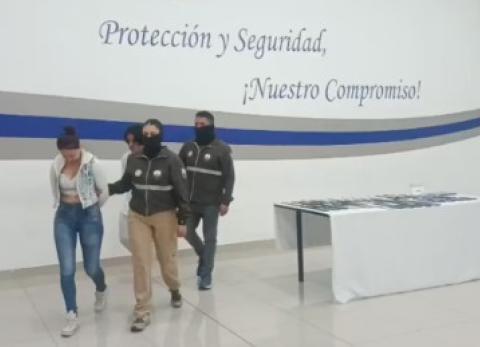 Encuentran celulares robados escondidos en techo de local comercial en Quito