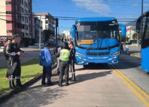 Una persona fue atropellada por un bus en el norte de Quito