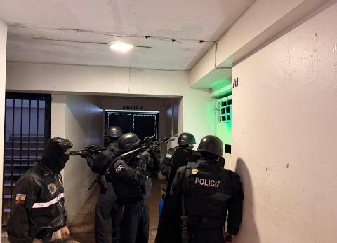 Polic&iacute;a desarticula banda que asaltaba buses en la av. Sim&oacute;n Bol&iacute;var en Quito