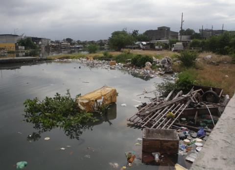 Estero Salado contaminado: muebles, refrigeradoras y colchones flotan en Las Malvinas