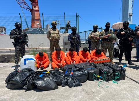 Operativo en alta mar con Fuerzas Armadas y EE.UU.: decomisan cargamento millonario