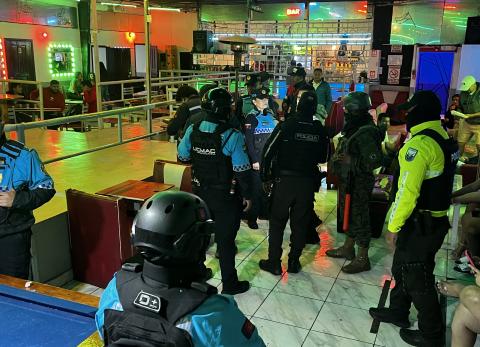 Operativos en Quito: encuentran armas blancas y menores de edad en bares y discotecas