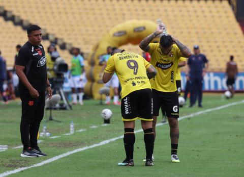 "Jugamos al pelotazo", reclama la hinchada de Barcelona SC contra el equipo de Far&iacute;as