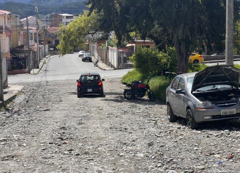 Entre polvo, lodo y robos viven los moradores de Isidro Ayora, en Loja