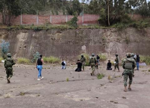 Ej&eacute;rcito interviene pol&iacute;gono clandestino en Riobamba y retiene a cinco sujetos