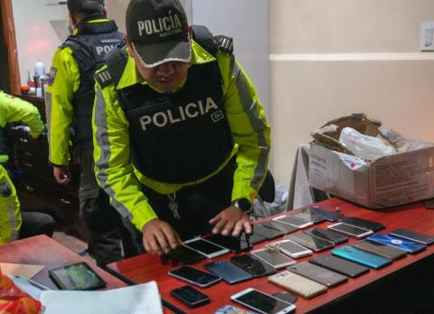 Decomisan 33 celulares y m&aacute;s objetos de dudosa procedencia en el sur de Quito