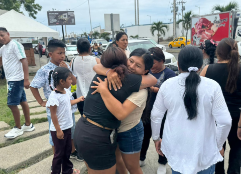 Milagro en el mar: 16 pescadores manabitas est&aacute;n con vida tras ser rescatados