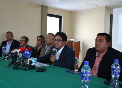 Transportistas alertan de un "riesgo inminente de la movilidad en Quito"